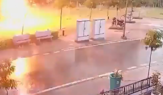 Po fshiheshin nën pemë, shikoni se si rrufeja godet katër persona