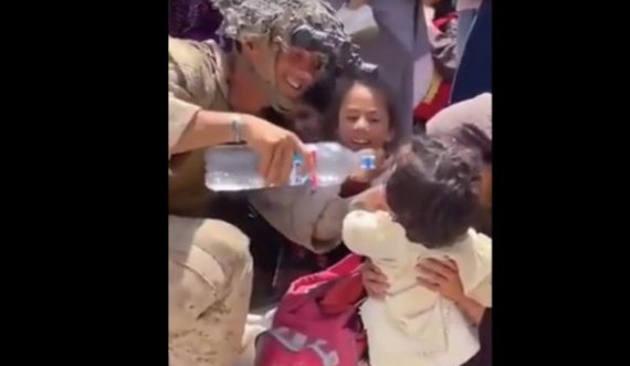  ”Një pikë ujë, si një pikë shprese”/ Ushtari amerikan u jep ujë fëmijëve afganë