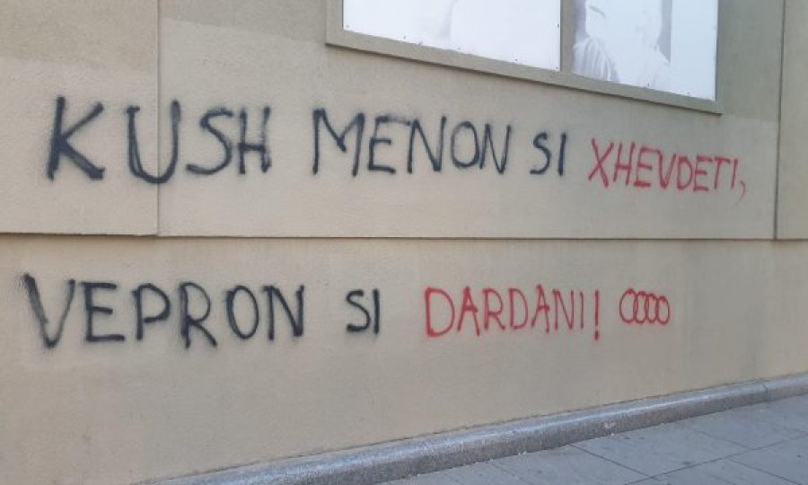 “Kush menon si Xhevdeti, vepron si Dardani”, grafite kundër analistit pas statusit për vajzat dhe Audi-n