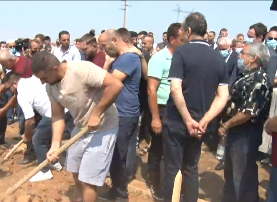  Kryeministri Kurti merr pjesë në varrimin e 18-vjeçares që u vra në Ferizaj 