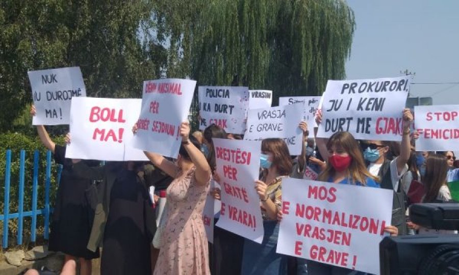  Nis protesta në Ferizaj pas vrasjes së 18-vjeçares, numër i madh i pjesëmarrësve 