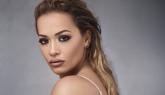 Rita Ora përpiqet t’ua shpjegojë publikut ndërkombëtar nocionet kosovar dhe shqiptar 