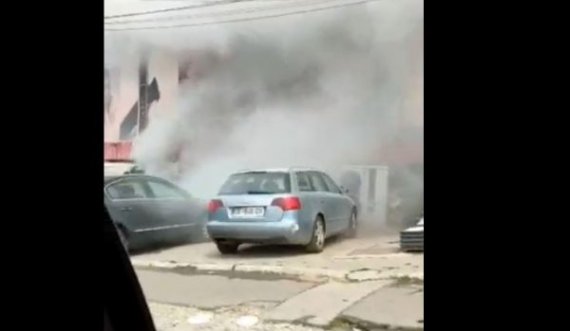  Një market në Prishtinë përfshihet nga zjarri 