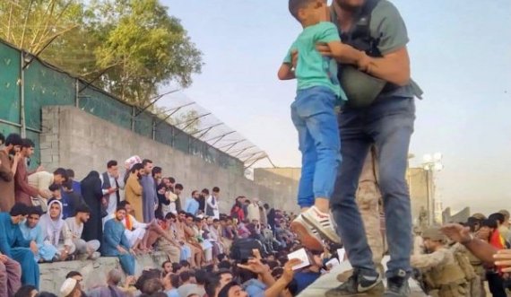 Diplomati italian futet në mes të plumbave në Kabul, për të shpëtuar vogëlushin