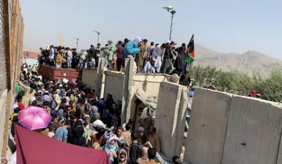 Pritja s’ka fund, mijëra afganë jashtë aeroportit të Kabulit