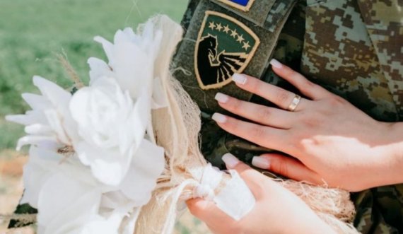 Ushtari i FSK-së me uniformë edhe në ditën e martesës 