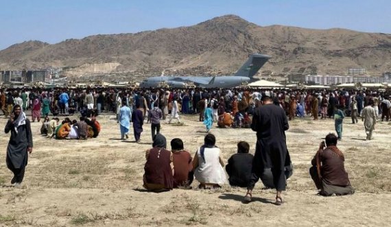 Mbi 10.000 njerëz presin evakuimin në aeroportin e Kabulit
