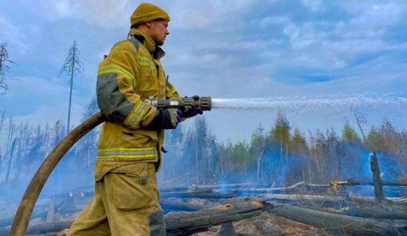 Rusia përfshihet nga zjarret masive