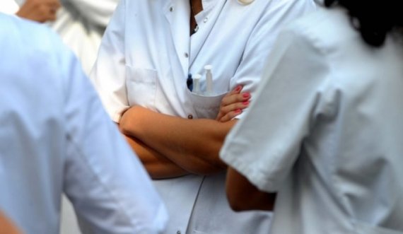  Qeveria u ndan shtesa në paga për tre muaj punëtorëve shëndetësorë 