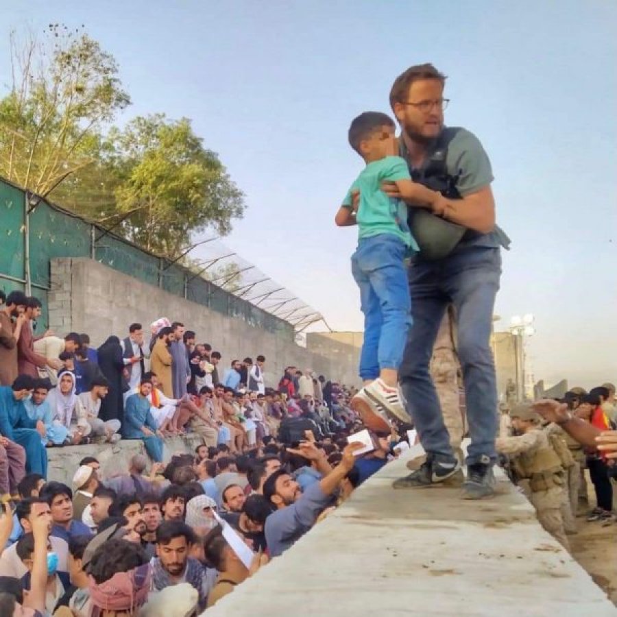 Diplomati italian futet në mes të plumbave në Kabul, për të shpëtuar vogëlushin