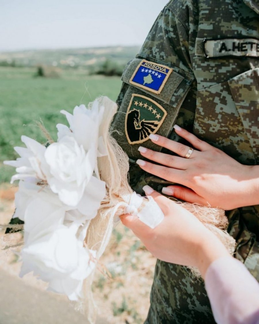 Ushtari i FSK-së me uniformë edhe në ditën e martesës 