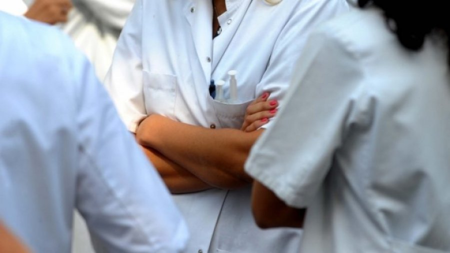  Qeveria u ndan shtesa në paga për tre muaj punëtorëve shëndetësorë 