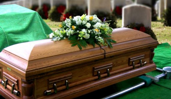 Familja nga Gostivari në vend të nënës së ndjerë, në arkivol gjen trupin e një burri 