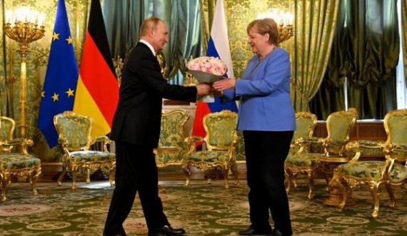 Merkel pakt të fshehtë me Putin për bllokimin e refugjatëve afganë?