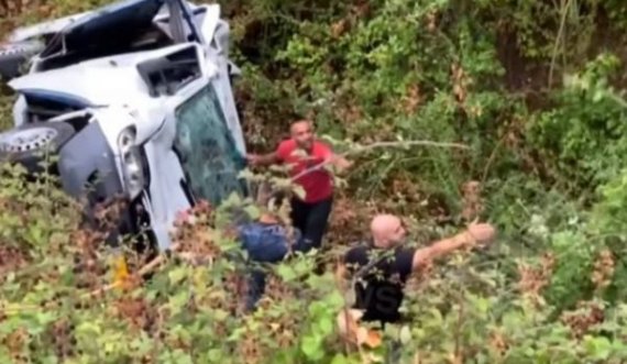 Video nga aksidenti me 5 viktima/ E vështirë nxjerrja e pasagjerëve të bllokuar