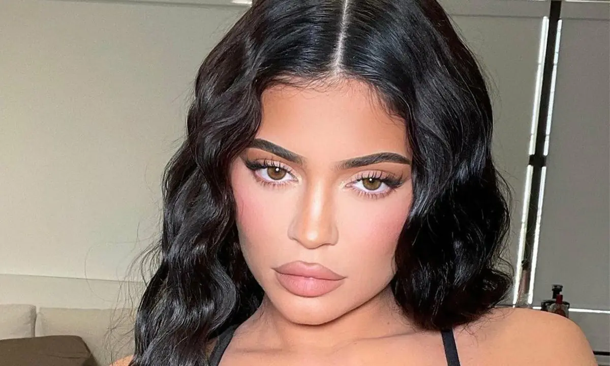 Kylie Jenner zbulon më në fund emrin e të birit