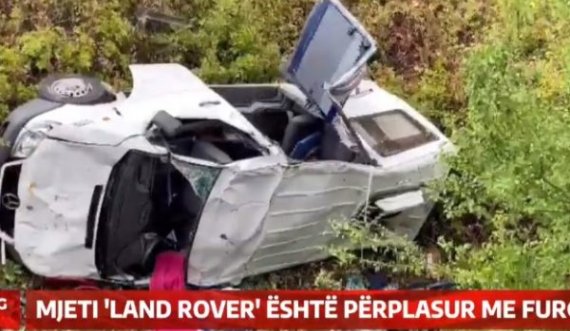 A ka fëmijë ? Land Roveri i bardhë i hodhi në greminë, nxirren viktimat, fugoni pritet me motosharrë
