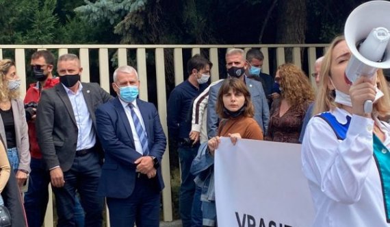 Protestuesit brohorasin para MPB’së, “Ministria i ka duart me gjak”, Sveçla i shikon nga afër