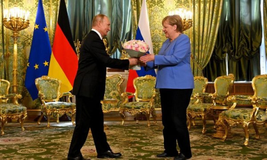 Merkel pakt të fshehtë me Putin për bllokimin e refugjatëve afganë?