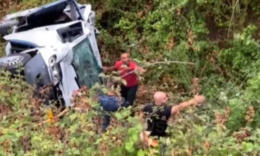 Video nga aksidenti me 5 viktima/ E vështirë nxjerrja e pasagjerëve të bllokuar
