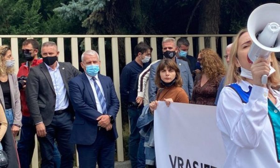 Protestuesit brohorasin para MPB’së, “Ministria i ka duart me gjak”, Sveçla i shikon nga afër