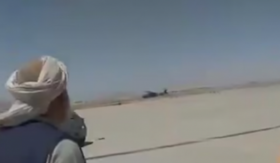 Talibanët pilotojnë helikopterin ushtarak që la pas SHBA’ja, e vozisin si veturë