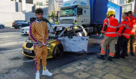 Djali sheh si i digjet makina e larë në ari
