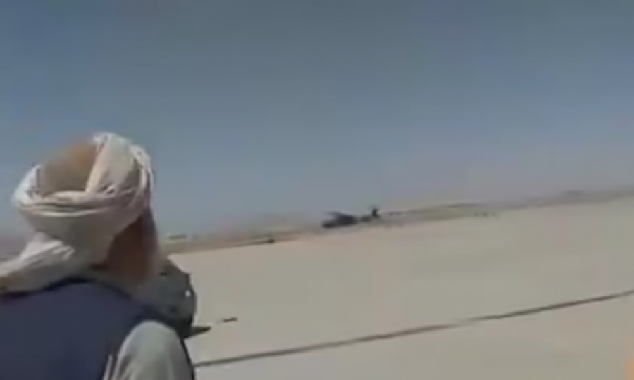 Talibanët pilotojnë helikopterin ushtarak që la pas SHBA’ja, e vozisin si veturë