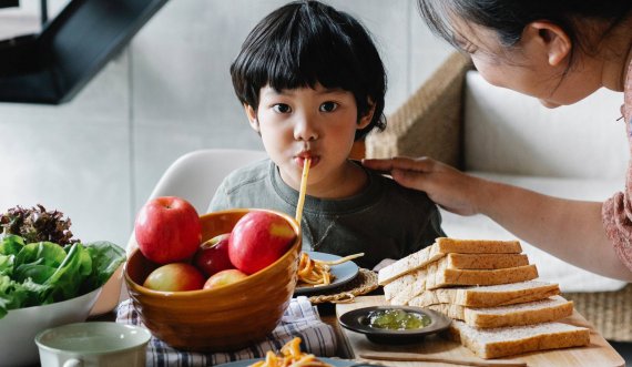 Si i mësojnë prindërit japonezë fëmijët e tyre që të mos bëjnë “naze” me ushqimin. Gjithçka duhet të bëni është…