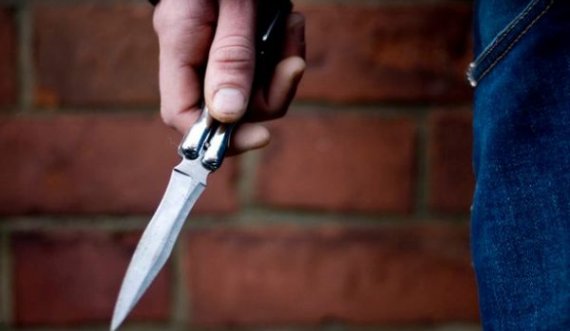 Një person plagos me thikë babë e bir dhe ia mbath, policia në kërkim të tij 