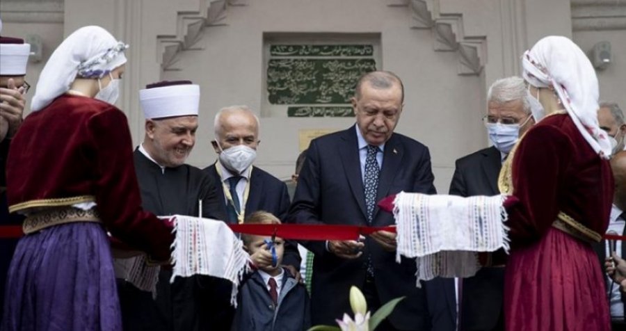 Erdogan recitoi pjesë të Kuranit si kumbar i një dasme, publikohen pamjet nga një xhami në Bosnje 