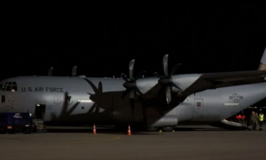 Mbërrin aeroplani i parë me afganë në Kosovë