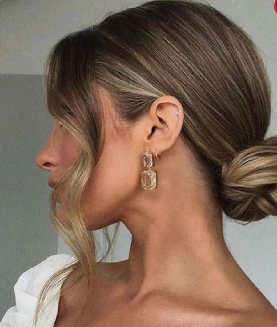Jeni e ftuar në një dasmë? Ky është modeli i duhur, kur nuk dini çfarë të bëni me flokët tuaj