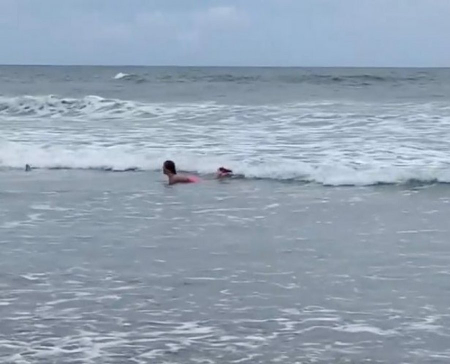 11-vjeçarja vrapon e tmerruar pasi pa peshkaqenin që po i afrohej 