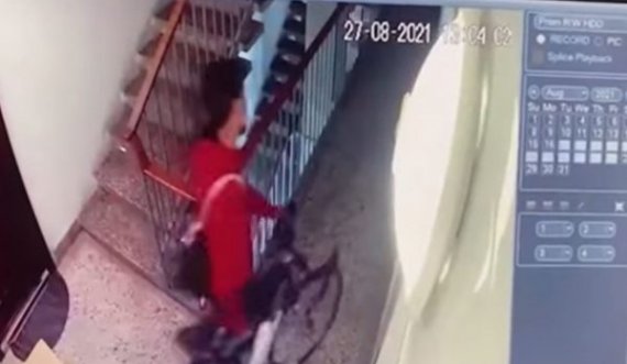  Prishtinasit ia vjedhin biçikletën te dera e banesës, e publikon edhe videon 