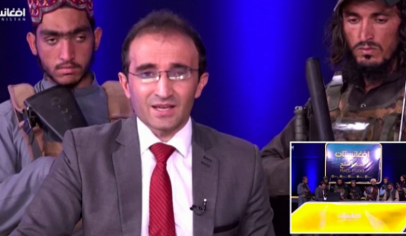 Gazetari i tmerruar lexon lajmet me talibanët e armatosur prapa tij në studio