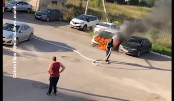 Video e zjarrfikësit që tenton ta shuajë zjarrin në një veturë bëhet virale, kjo është arsyeja 