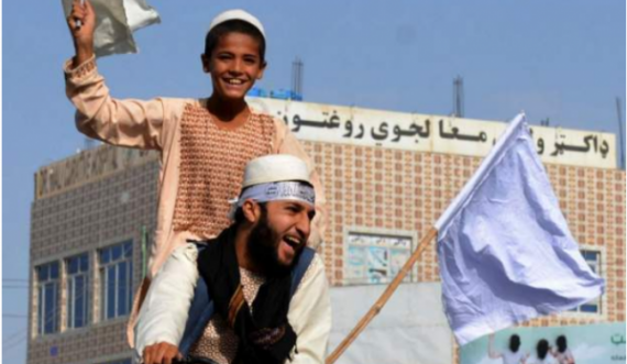 Afganët që përkrahin talibanët dalin në rrugë për të festuar largimin e ushtarëve të fundit amerikanë