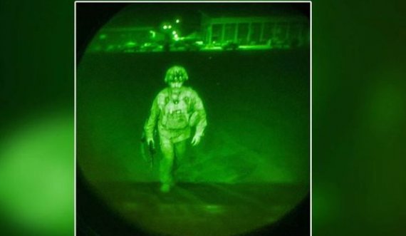  Foto që do të mbetet në histori: Ushtari i fundit amerikan që largohet nga Afganistani 