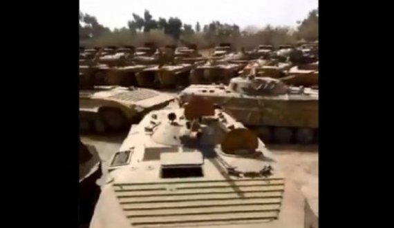  Largohen amerikanët, talebanët ‘vjelin plaçkën e luftës’, bëjnë të tyret dhjetëra tanke 
