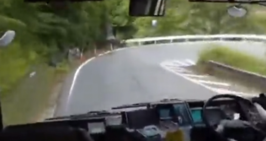 Udhëtarët qajnë e bërtasin: Shoferi ‘i çmendur’ i autobusit vozitë mbi 100km/h në rrugën plot kthesa të mëdha 