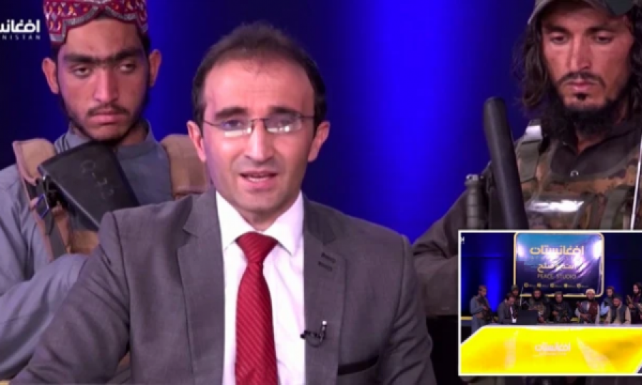 Gazetari i tmerruar lexon lajmet me talibanët e armatosur prapa tij në studio