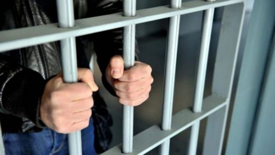  Kërkohet paraburgim për të arrestuarin në Prishtinë, dyshohet për rrëmbim e shitje të narkotikëve 