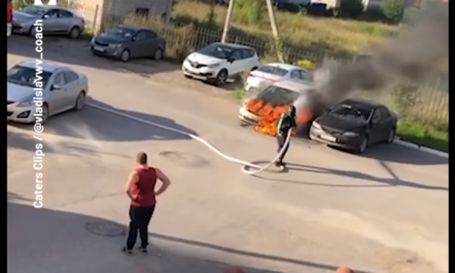  Video e zjarrfikësit që tenton ta shuajë zjarrin në një veturë bëhet virale, kjo është arsyeja 