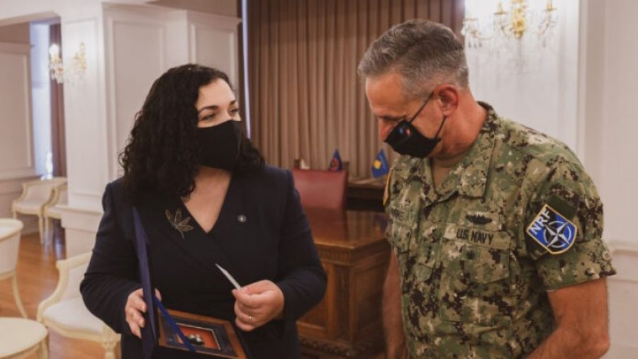 Admirali i NATO-s falënderon Kosovën për strehimin e refugjatëve afganë