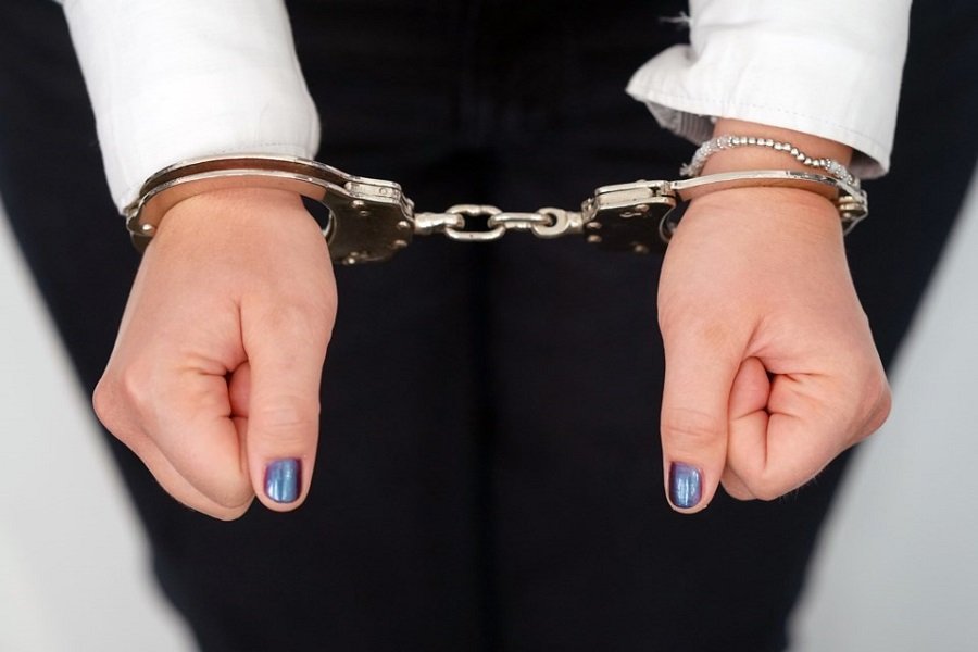Sulmon policin, arrestohet një grua në Prishtinë