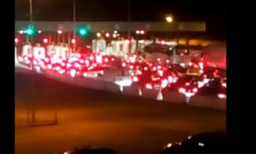  Pamje nga kolona deri në 10 kilometra në kufirin Kosovë-Shqipëri 