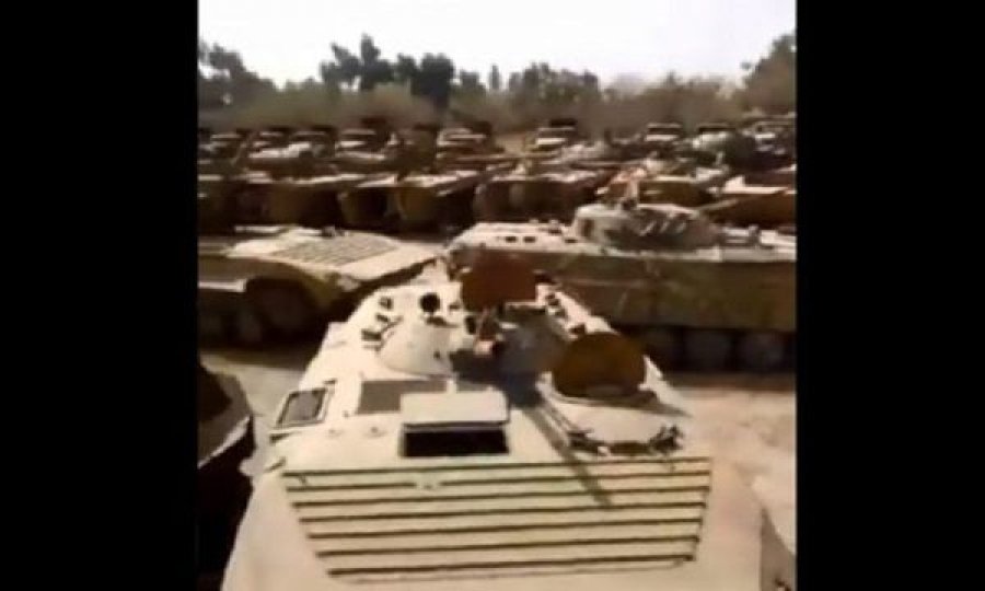  Largohen amerikanët, talebanët ‘vjelin plaçkën e luftës’, bëjnë të tyret dhjetëra tanke 