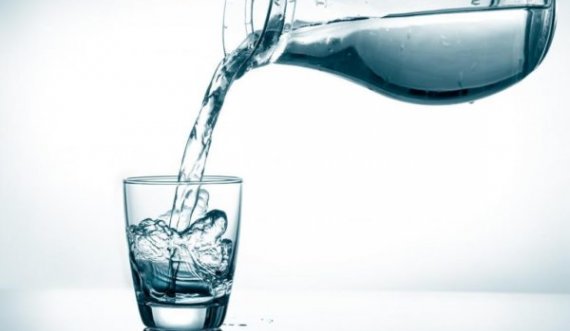 Kaq gota ujë në ditë ju ndihmojnë ta keni barkun e sheshtë siç dëshironi!