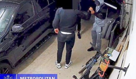 Pamje: Mbrojtësi i Arsenalit i lufton trimërisht hajnat e armatosur me shkopinj bejsbolli